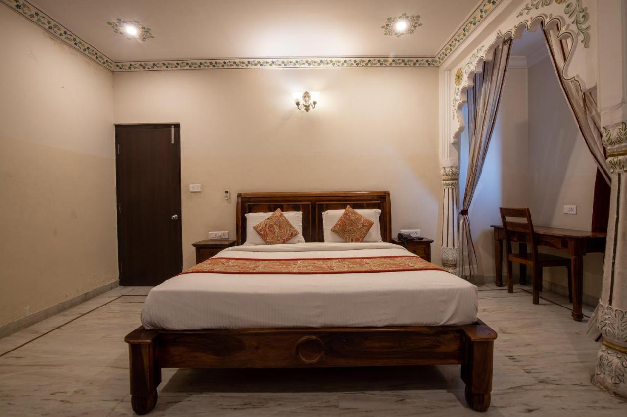 Hotel Royal Pratap Niwas Udaipur Exteriör bild